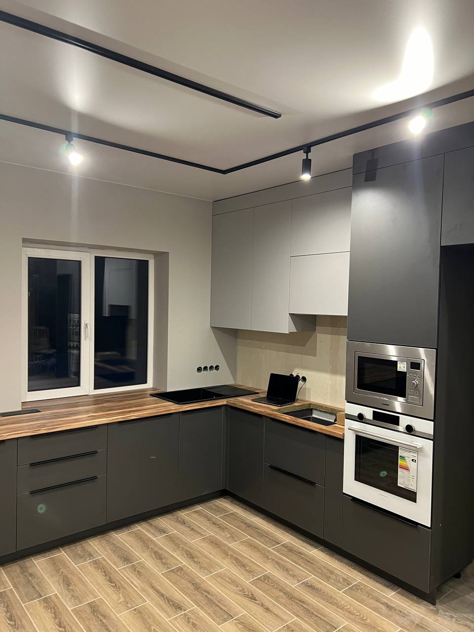 Кухня угловая современная — Графит, серый и дерево